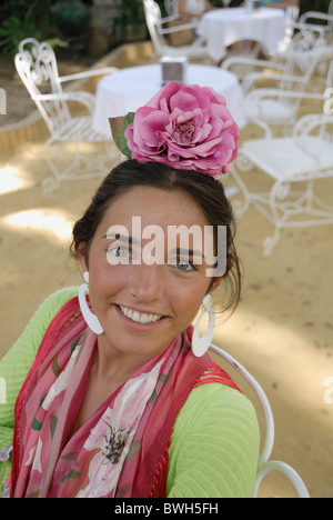 La ragazza spagnola in abito tradizionale Siviglia Sevilla sorridente fiesta festival Feria de Abril Andalusia Spagna Foto Stock