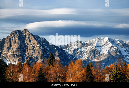 Seefeld Tirol area che mostra insolita formazione cloud nell'atmosfera superiore effetto Foehn Foto Stock