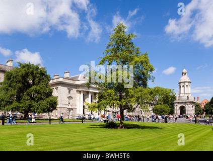L'Irlanda County Dublin City Trinity College University con la gente a piedi attraverso la piazza del Parlamento verso il Campanile Foto Stock