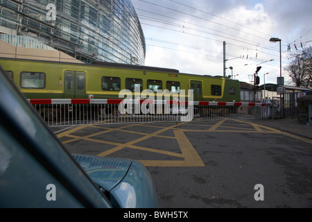 Treno dart oltrepassando la aviva stadium Landsdowne Road a Dublino Repubblica di Irlanda Foto Stock