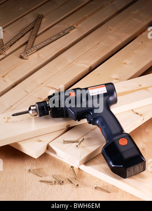 Giraviti e tavole di legno al bullone insieme Foto Stock