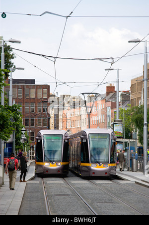 L'Irlanda, nella contea di Dublino, Dublino, Luas light rail tram alla fermata accanto a Saint Stephen's Green con le persone. Foto Stock