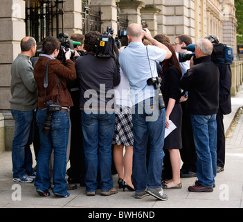 L'Irlanda County Dublin City News Media Press fotografi e cameramen giornalisti politico surround sul marciapiede Foto Stock