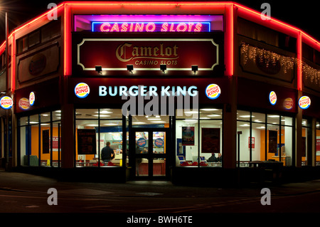 Un burger king ristorante di notte Foto Stock