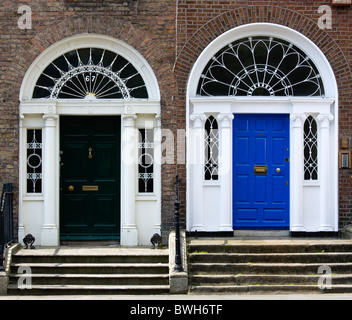 L'Irlanda, nella contea di Dublino, Dublino, il verde e il blu delle porte in stile georgiano nel centro della città a sud del fiume Liffey. Foto Stock