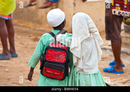 Fratelli musulmani sull isola di Lamu, Kenya Foto Stock