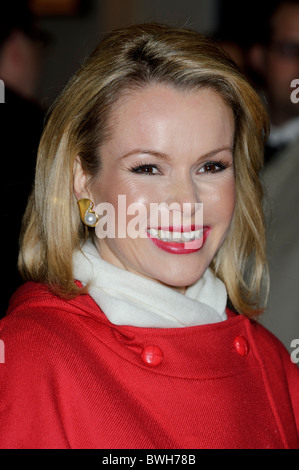 Amanda Holden degli interruttori sulla Elizabeth Street le luci di Natale, Londra, 23 novembre 2010. Foto Stock