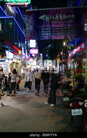 Shopping di notte, Ximending, Taipei, Taiwan Foto Stock