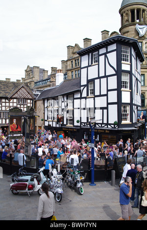 Di fronte alla folla del Sinclair Oyster Bar Manchester Foto Stock