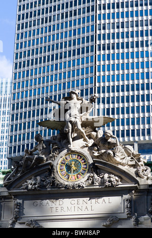 Stati Uniti New York New York Manhattan scultura di mercurio, Ercole e Minerva sulla 42nd Street facciata del Grand Central Terminal della stazione Foto Stock