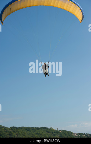 Pilota di parapendio che entrano in territorio vicino Larange, Provenza, Francia. Foto Stock