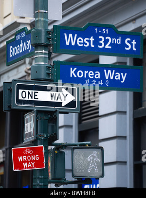 Stati Uniti New York Manhattan NYC Street la segnaletica per West 32nd Street, conosciuta anche come la Corea in modo poco Corea in Midtown Foto Stock