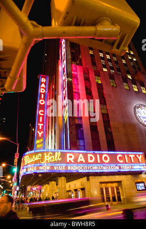 Stati Uniti d'America, New York New York, Manhattan, l'Art Deco della Radio City Music Hall sulla 6th Avenue e la 50th Street illuminata di notte. Foto Stock