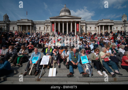 Protesta contro il finanziamento del British welfare state nella corsa fino all'annuncio di tagli di austerità NEL REGNO UNITO. Foto Stock