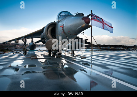 Un Bae Harrier Jump Jet sul ponte di volo della British portaerei HMS Ark Royal Foto Stock