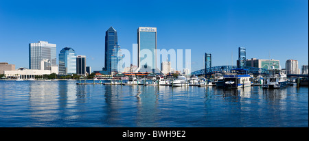 Vista panoramica di lo skyline del centro cittadino di oltre il St Johns River, Jacksonville, Florida, Stati Uniti d'America Foto Stock