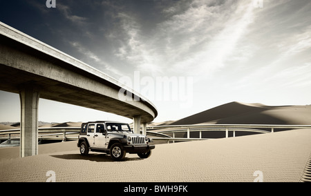 Trasporto anteriore Jeep 3/4 bellezza statica di dune con freeway cavalcavia Foto Stock