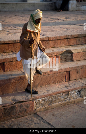 Antichi Indiani uomini a piedi giù per le scale, Uttar Pradesh, Agra, India. Foto Stock