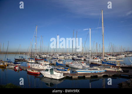Yacht e Barche in royal irish yacht club a howth porto e marina Dun Laoghaire Dublino Repubblica di Irlanda Foto Stock