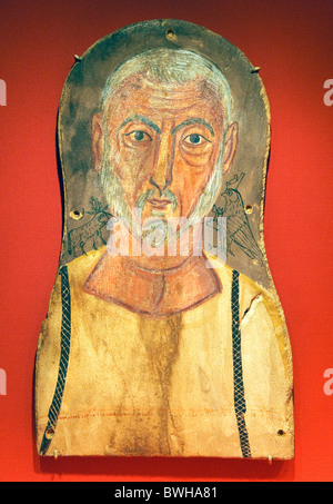 Uomo anziano affiancato da divinità egiziane, periodo romano, A.D. 250, ca., Egitto, Foto Stock