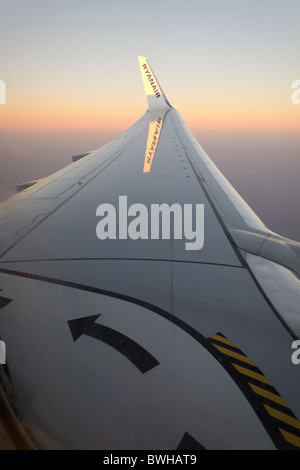 Ryanair Boing 737-800 wingtip - da uscita di emergenza la posizione della porta. Via di Fuga segnato sul parafango. Foto Stock