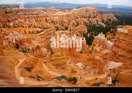 Gli escursionisti sul Queens Garden Trail, paesaggio roccioso con hoodoos, Parco Nazionale di Bryce Canyon, Utah, Stati Uniti d'America Foto Stock