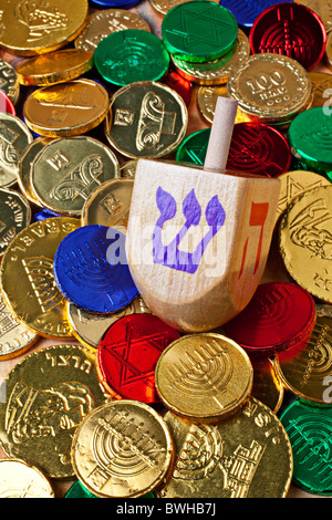 Dreidel con lamina di candy monete Foto Stock