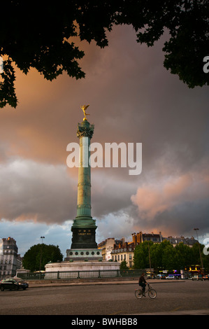 La colonne de Juillet (la colonna di luglio) costruita sul sito della prigione della Bastiglia, è stata inaugurata nel 1840. Parigi, Francia Foto Stock