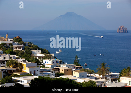 Vista su Panarea, nel mezzo indietro il vulcano Stromboli e le isole Eolie, in Sicilia, Italia, Europa Foto Stock