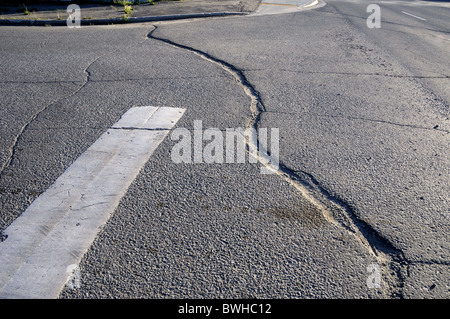 Spaccatura nella pavimentazione sulla strada di città Foto Stock