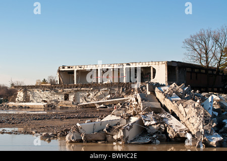 Un vecchio edificio scolastico è nel processo di essere abbattuto. Foto Stock