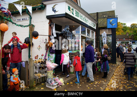 People shopping durante il periodo di Halloween a Burley Hampshire Inghilterra Nuova Foresta Foto Stock