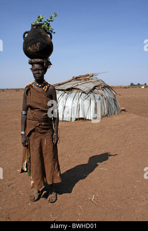 Dassanech Tribeswomen accanto alla sua capanna, Omorate, Valle dell'Omo, Etiopia Foto Stock