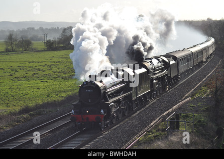 Doppia testa di locomotive a vapore su un Railtour, in pieno vapore, catturati nella serata del sole Silverton, Nr Exeter Devon Foto Stock