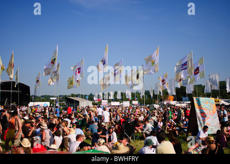 Le bandiere e la folla a Glastonbury Music Festival 2010 Foto Stock