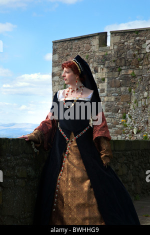 Mary of Guise, personaggio storico in costume d'epoca al castello di Stirling, evento di rievocazione; Signore in costume elisabettiano, nobildonna francese Scozia, Regno Unito Foto Stock