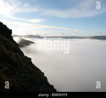 La nebbia al di sopra della valle di Edale nel Parco Nazionale di Peak District, Inghilterra. Kinder altopiano che si eleva al di sopra del cloud Foto Stock