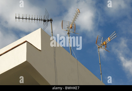 Tre antenne su un tetto Foto Stock