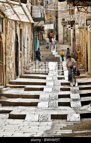 Una scena di strada nella città vecchia di Gerusalemme Foto Stock