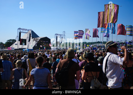 La folla alla fase della piramide, Glastonbury Music Festival 2010 Foto Stock