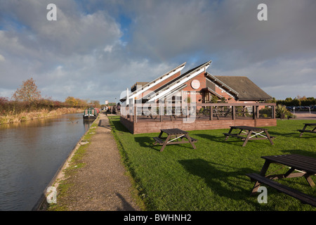 "Marina" una banca Canale di Beagle Brewers Fayre pub in inverno il sole, Hinckley, Leicestershire. Il Ashby Canal Foto Stock