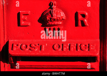 Un rosso ER Royal Mail casella postale. Ottobre 2010 Foto Stock