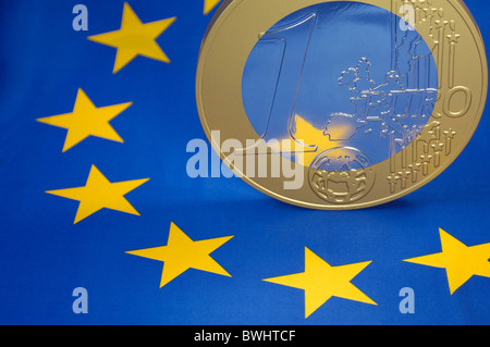 Monete in euro con euro bandiera Foto Stock