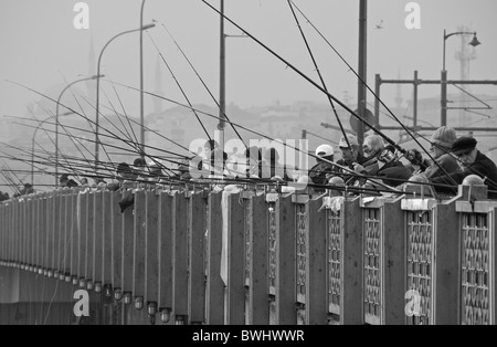 ISTANBUL, Turchia. Gli uomini la pesca nel Corno d'oro dal Karakoy fine del ponte Galata. 2010. Foto Stock