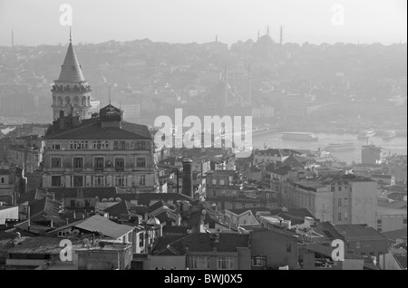 ISTANBUL, Turchia. Un nebbioso inverno vista di Beyoglu al Golden Horn e oltre al bazaar distretto della città. 2010. Foto Stock