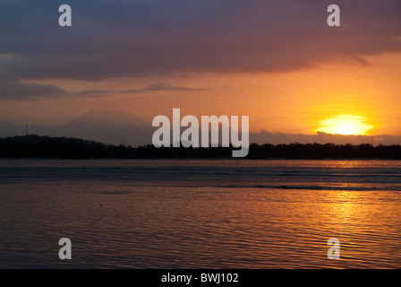 Vista di Bali Gunung Agung al tramonto da Gili Air, Lombok, Indonesia Foto Stock