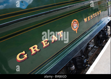 Acqua e offerta di carbone della città di Truro 3717 GWR Classe 3700 3440 il primo motore a vapore per raggiungere una velocità di oltre 100mph nel 1904 Foto Stock