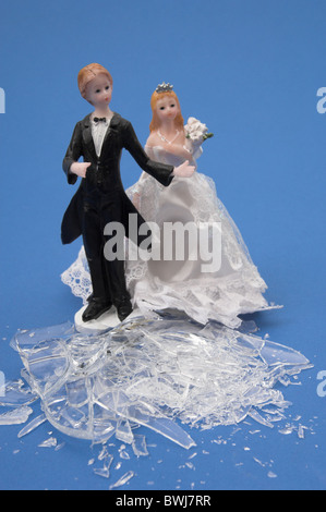 Il simbolo del matrimonio separazione divorzio rumore fila coniugale problema coppia sposata si legge giusta porzione di interesse figu Foto Stock