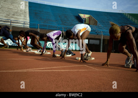 Le atlete alla International Sports Stadium a Freetown in Sierra Leone Africa occidentale Foto Stock