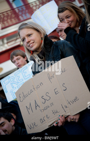 Università, college e la scuola e gli studenti che protestavano contro i tagli operati dal governo nel finanziamento dell'istruzione superiore in Aberystwyth REGNO UNITO Foto Stock